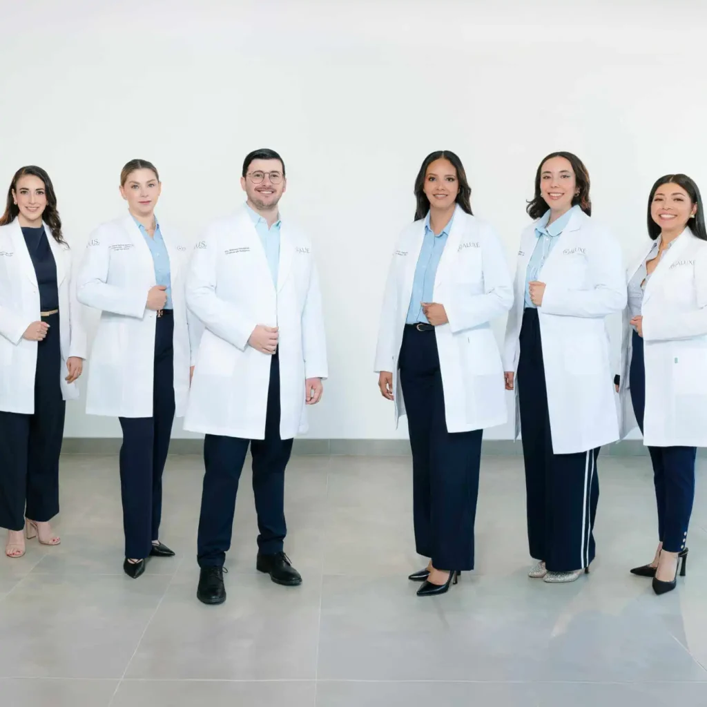 Equipo de oftalmólogos de ALUXE Oftalmología Avanzada en Ensenada.