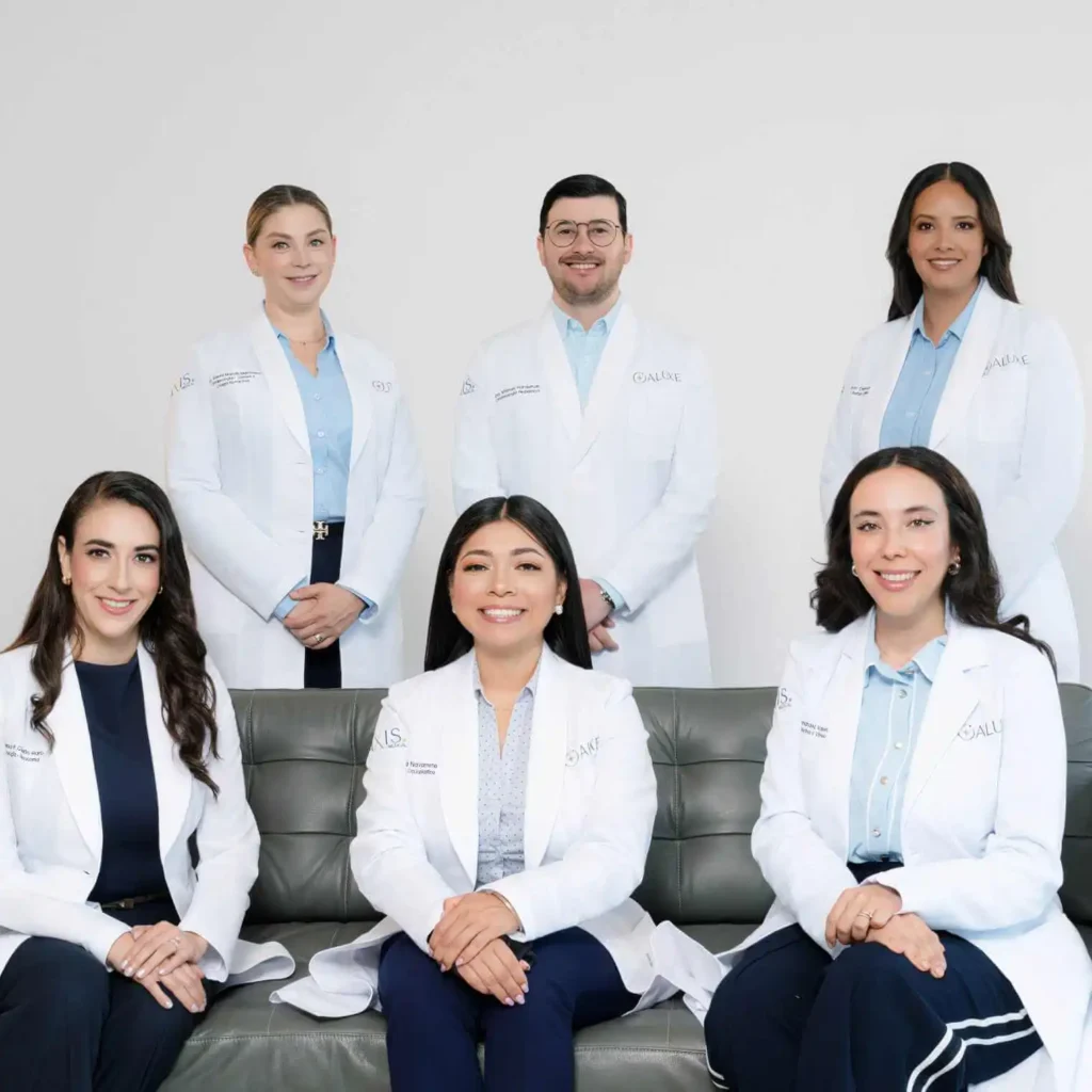 Equipo de oftalmólogos de ALUXE Oftalmología Avanzada en Ensenada, B. C.